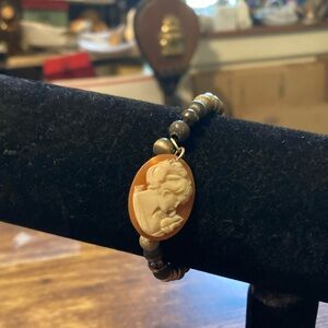 Arrmadio stretch bracelet with cameo on iti
